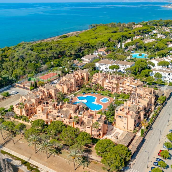 Stunning south-facing , four bedroom, duplex penthouse, located in a sought-after community of Estepona Picture