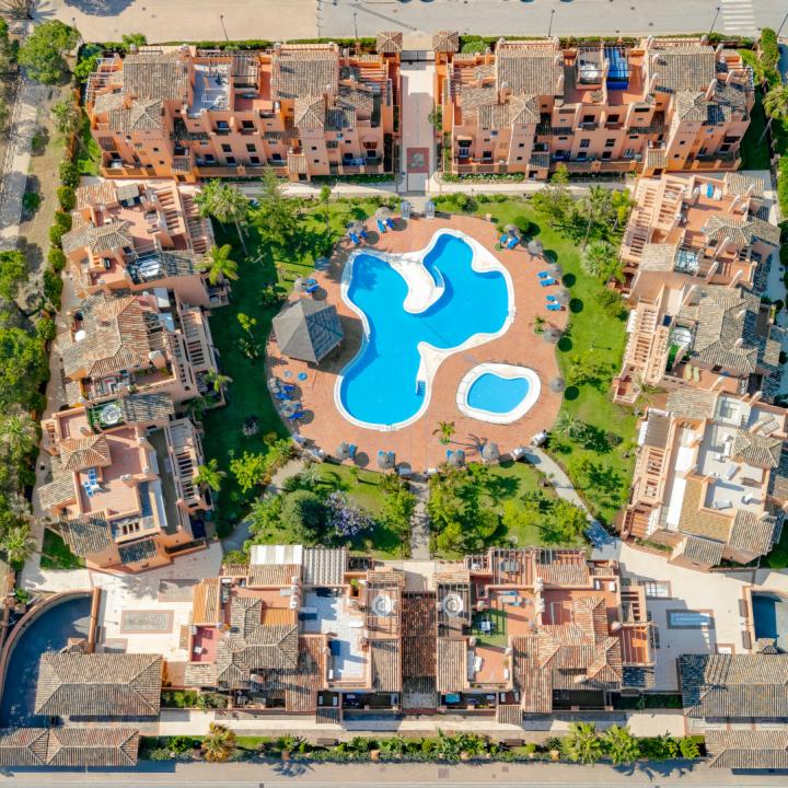 Stunning south-facing , four bedroom, duplex penthouse, located in a sought-after community of Estepona Picture 9