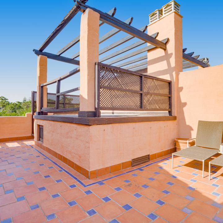 Stunning south-facing , four bedroom, duplex penthouse, located in a sought-after community of Estepona Picture 10