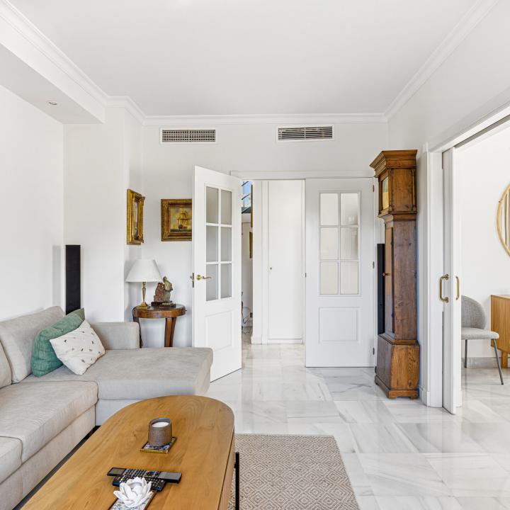 Stunning south-facing , four bedroom, duplex penthouse, located in a sought-after community of Estepona Picture 11