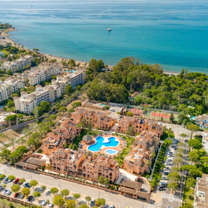 Stunning south-facing , four bedroom, duplex penthouse, located in a sought-after community of Estepona Picture 12