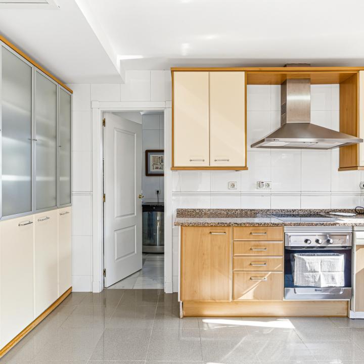 Stunning south-facing , four bedroom, duplex penthouse, located in a sought-after community of Estepona Picture 13