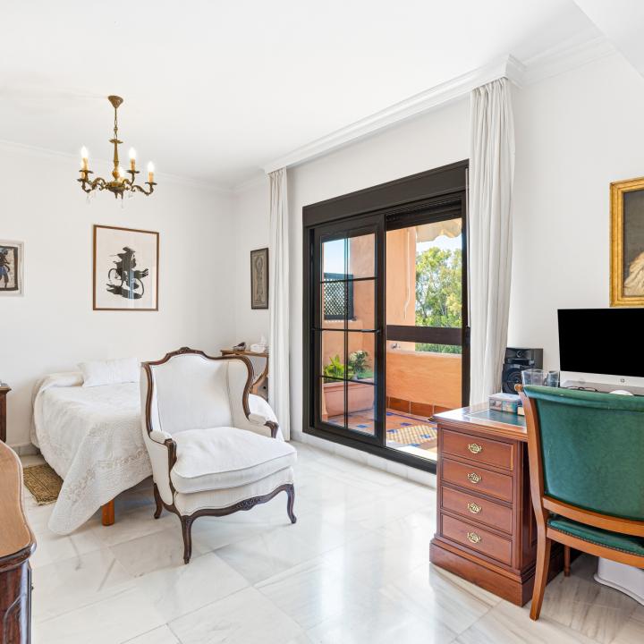 Stunning south-facing , four bedroom, duplex penthouse, located in a sought-after community of Estepona Picture 14