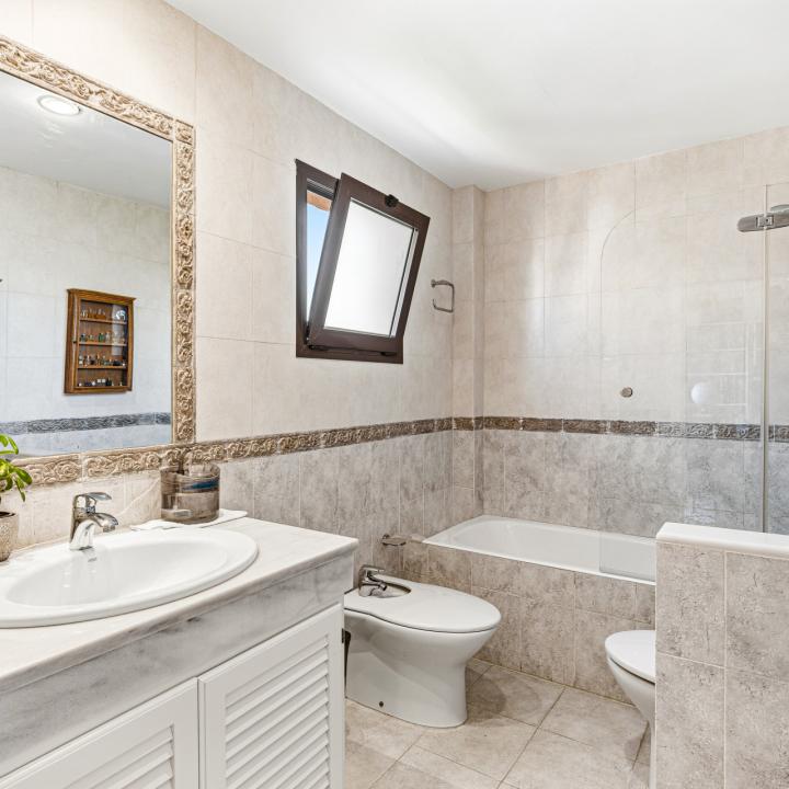 Stunning south-facing , four bedroom, duplex penthouse, located in a sought-after community of Estepona Picture 16