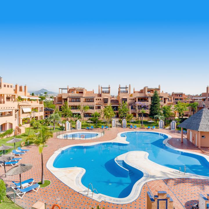 Stunning south-facing , four bedroom, duplex penthouse, located in a sought-after community of Estepona Picture 17