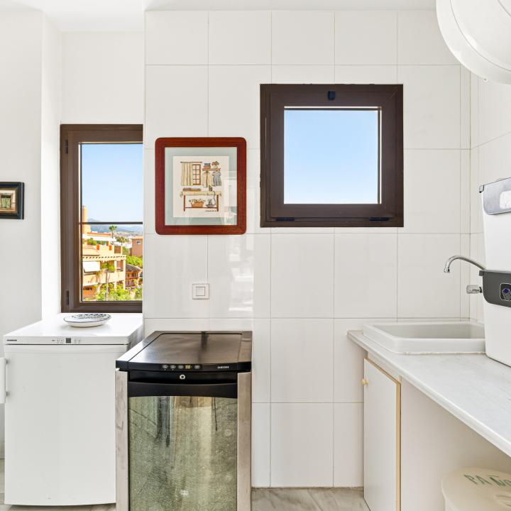 Stunning south-facing , four bedroom, duplex penthouse, located in a sought-after community of Estepona Picture 18