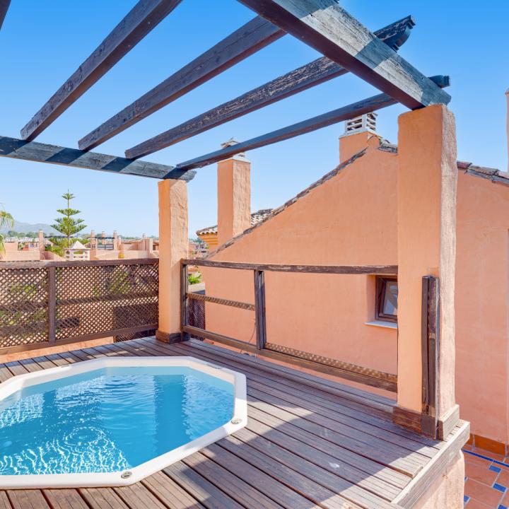 Stunning south-facing , four bedroom, duplex penthouse, located in a sought-after community of Estepona Picture 1