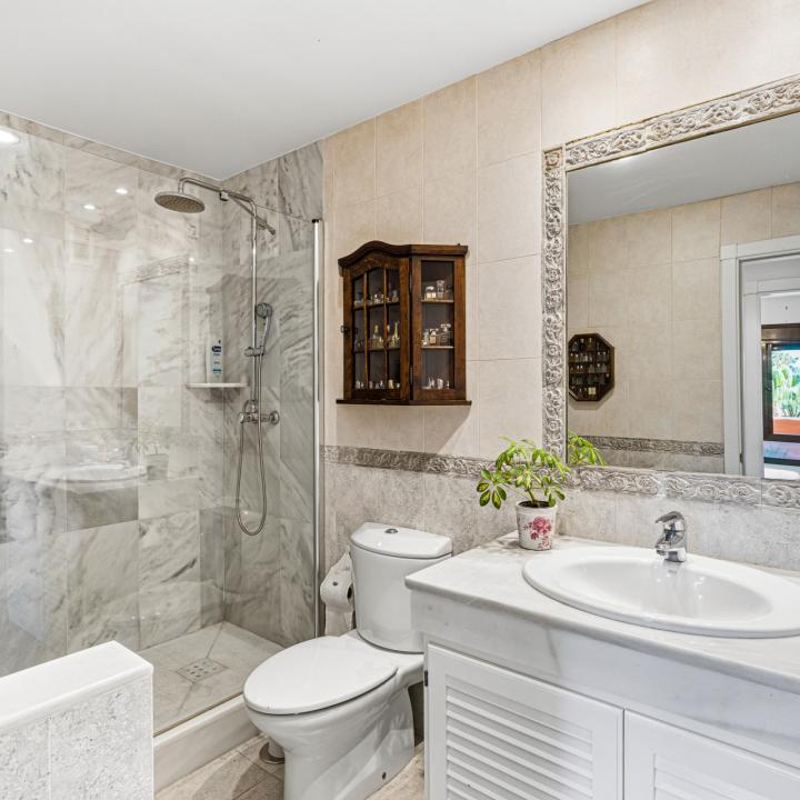 Stunning south-facing , four bedroom, duplex penthouse, located in a sought-after community of Estepona Picture 24