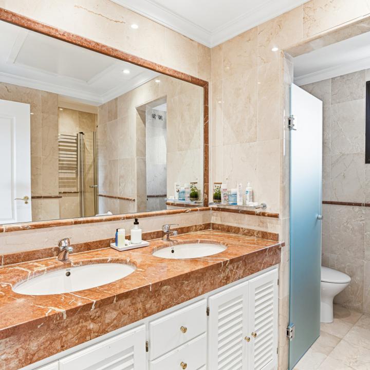 Stunning south-facing , four bedroom, duplex penthouse, located in a sought-after community of Estepona Picture 26