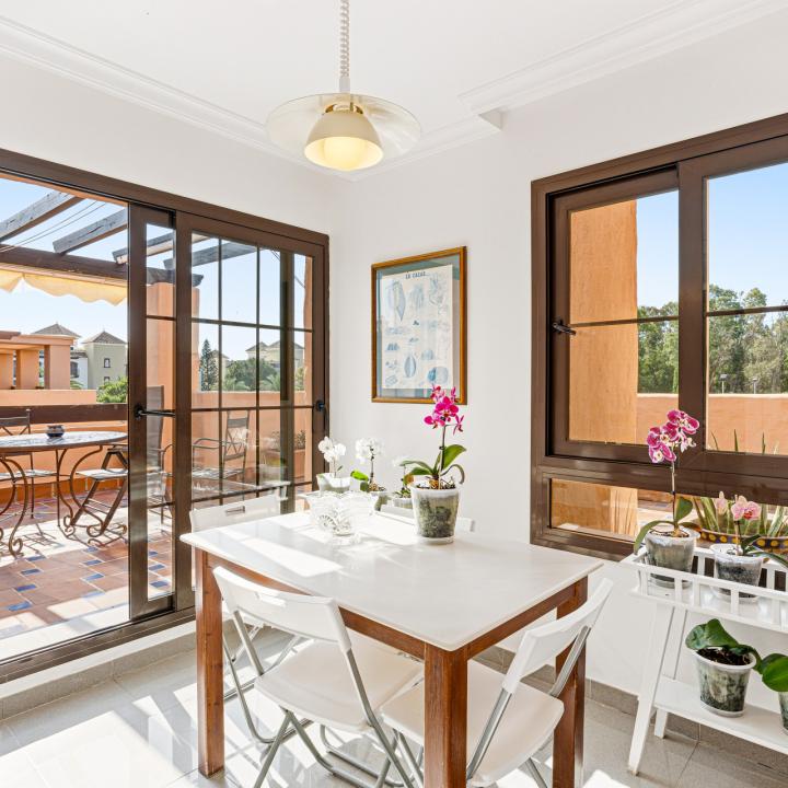 Stunning south-facing , four bedroom, duplex penthouse, located in a sought-after community of Estepona Picture 27