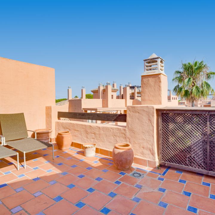 Stunning south-facing , four bedroom, duplex penthouse, located in a sought-after community of Estepona Picture 28