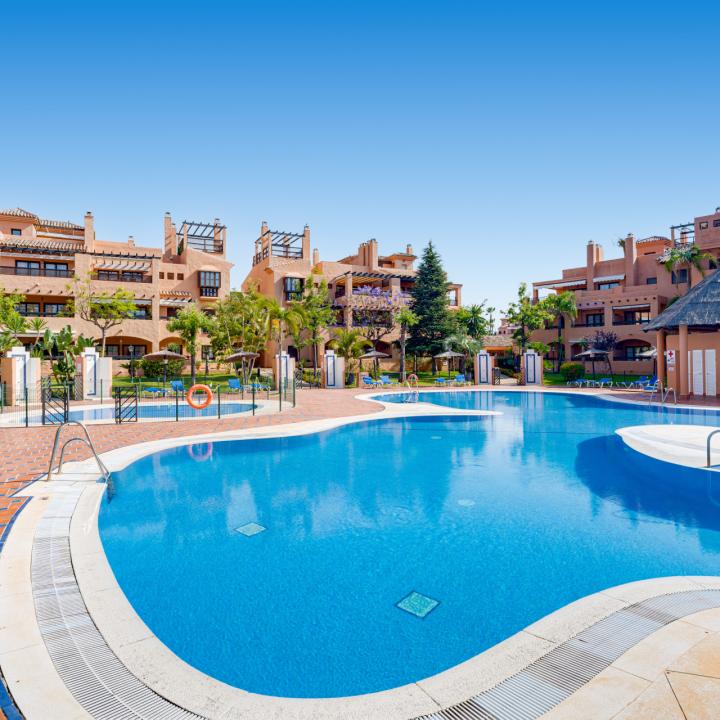 Stunning south-facing , four bedroom, duplex penthouse, located in a sought-after community of Estepona Picture 3