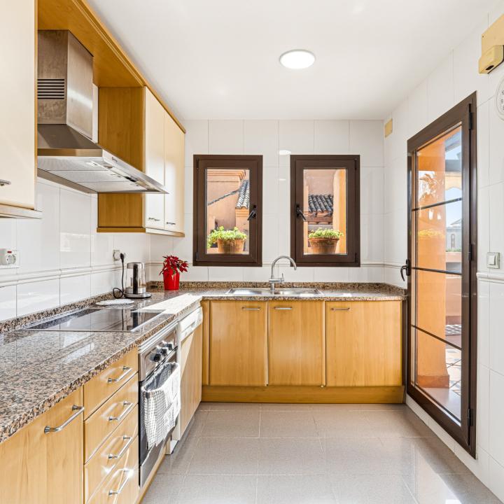 Stunning south-facing , four bedroom, duplex penthouse, located in a sought-after community of Estepona Picture 4