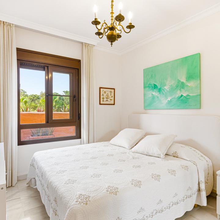 Stunning south-facing , four bedroom, duplex penthouse, located in a sought-after community of Estepona Picture 5