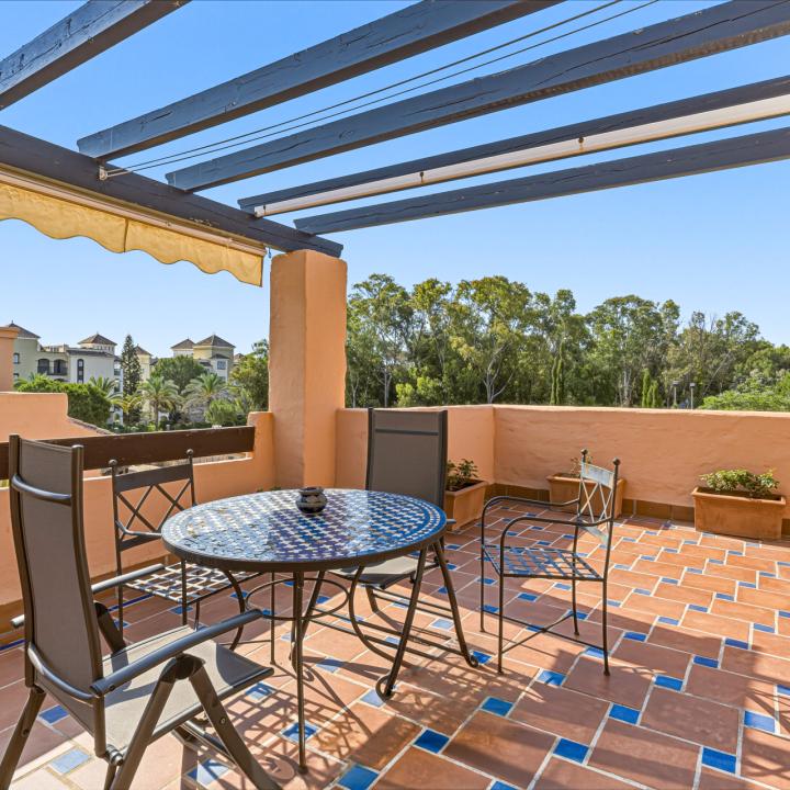Stunning south-facing , four bedroom, duplex penthouse, located in a sought-after community of Estepona Picture 8