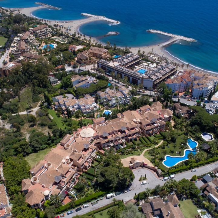 Spacious two bedroom apartment in Las Mimosas – an exclusive gated community located within walking distance of Puerto Banús Picture 3