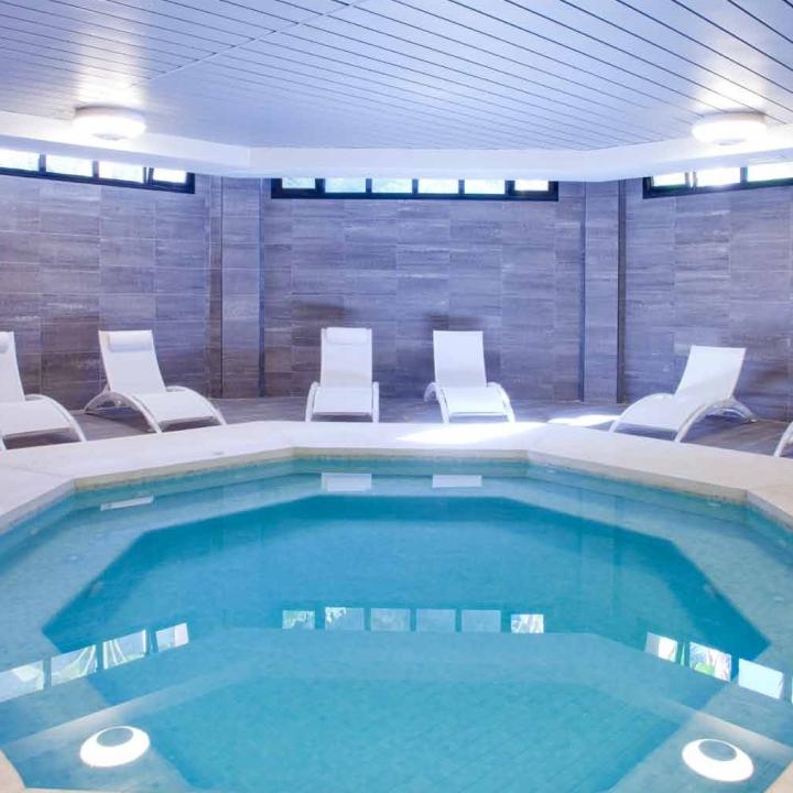 Spacious two bedroom apartment in Las Mimosas – an exclusive gated community located within walking distance of Puerto Banús Picture 7
