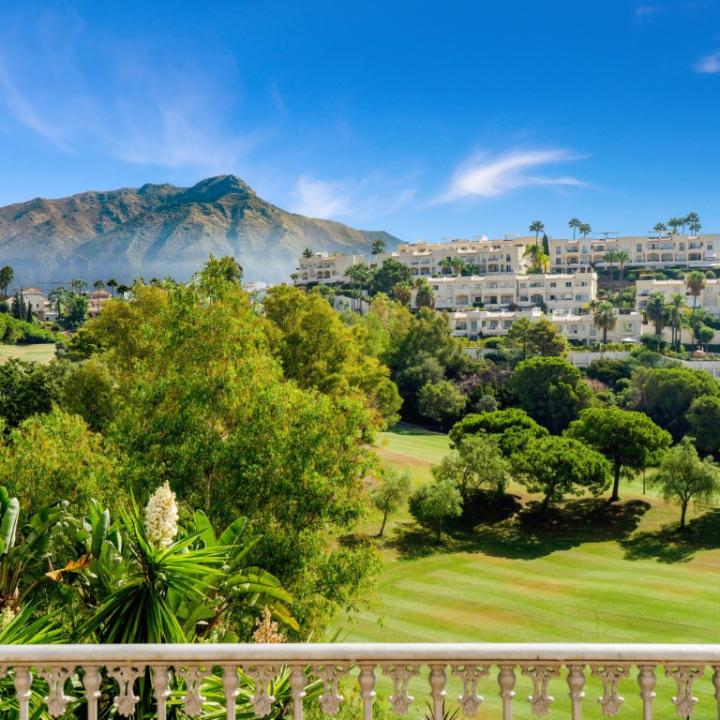 Impressive four bedroom, south east facing Villa located in the exclusive gated community of Reserva de la Quinta Picture 9