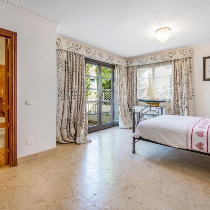 Impressive four bedroom, south east facing Villa located in the exclusive gated community of Reserva de la Quinta Picture 11