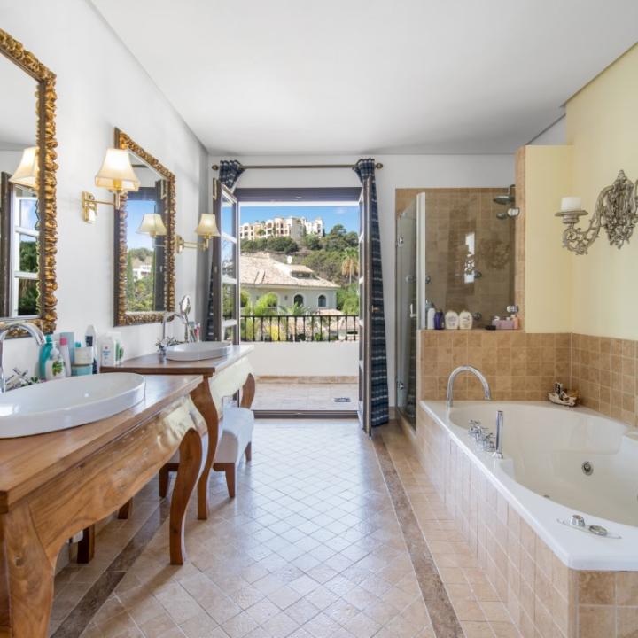 Impressive four bedroom, south east facing Villa located in the exclusive gated community of Reserva de la Quinta Picture 12
