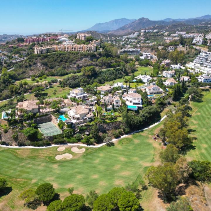 Impressive four bedroom, south east facing Villa located in the exclusive gated community of Reserva de la Quinta Picture 15