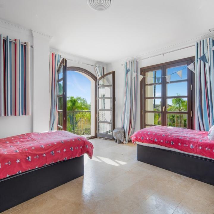 Impressive four bedroom, south east facing Villa located in the exclusive gated community of Reserva de la Quinta Picture 18