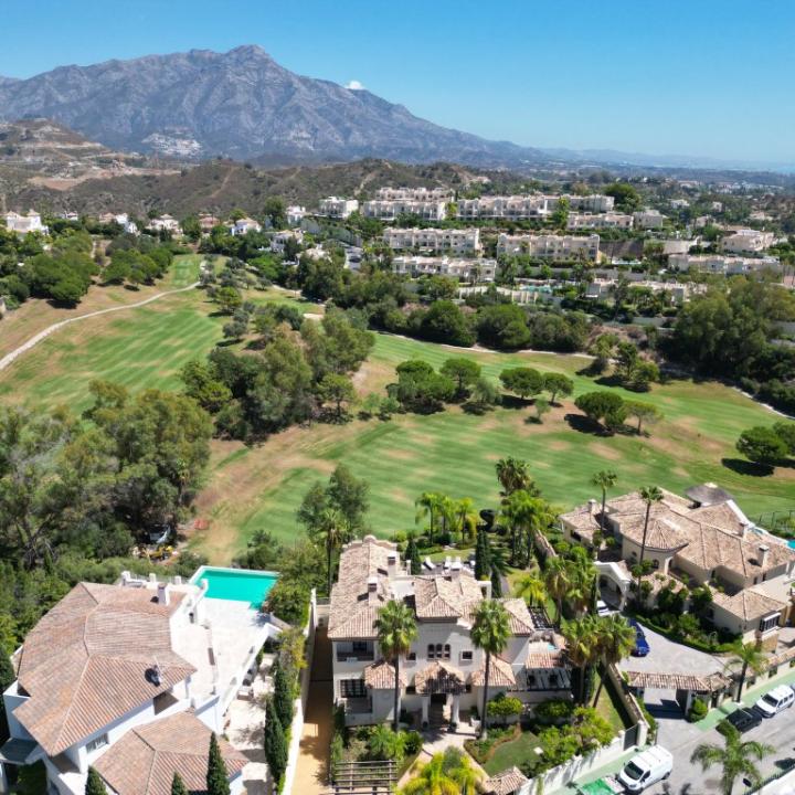 Impressive four bedroom, south east facing Villa located in the exclusive gated community of Reserva de la Quinta Picture 24