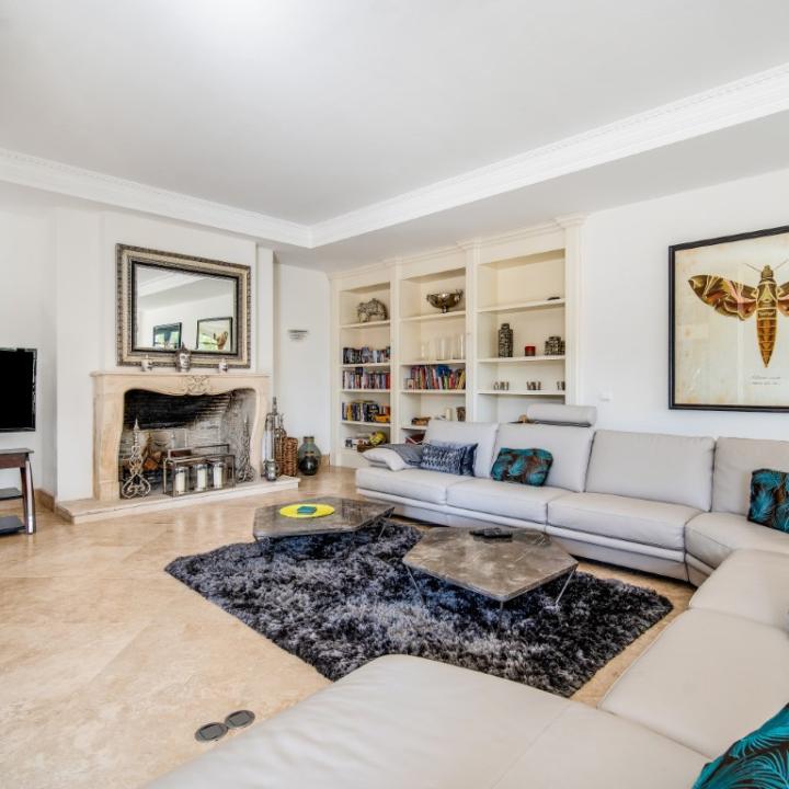 Impressive four bedroom, south east facing Villa located in the exclusive gated community of Reserva de la Quinta Picture 2