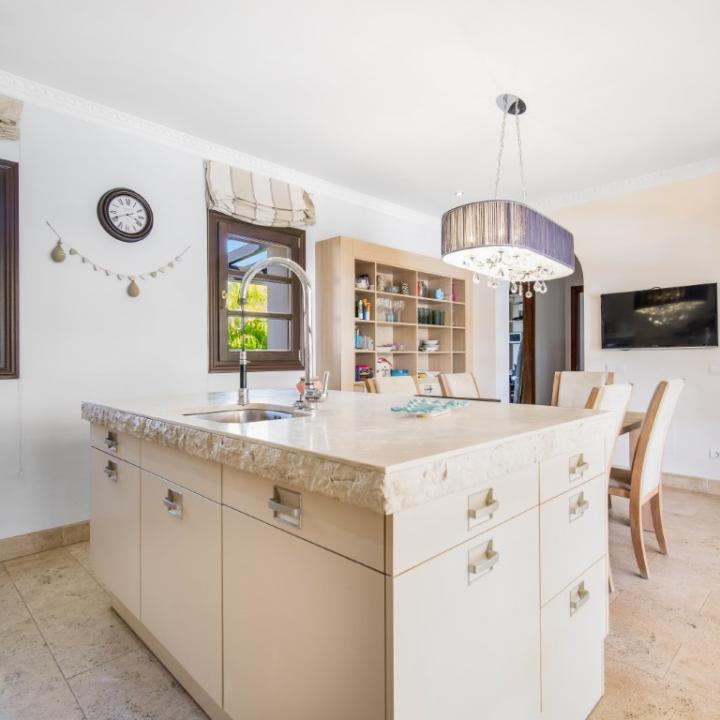 Impressive four bedroom, south east facing Villa located in the exclusive gated community of Reserva de la Quinta Picture 31