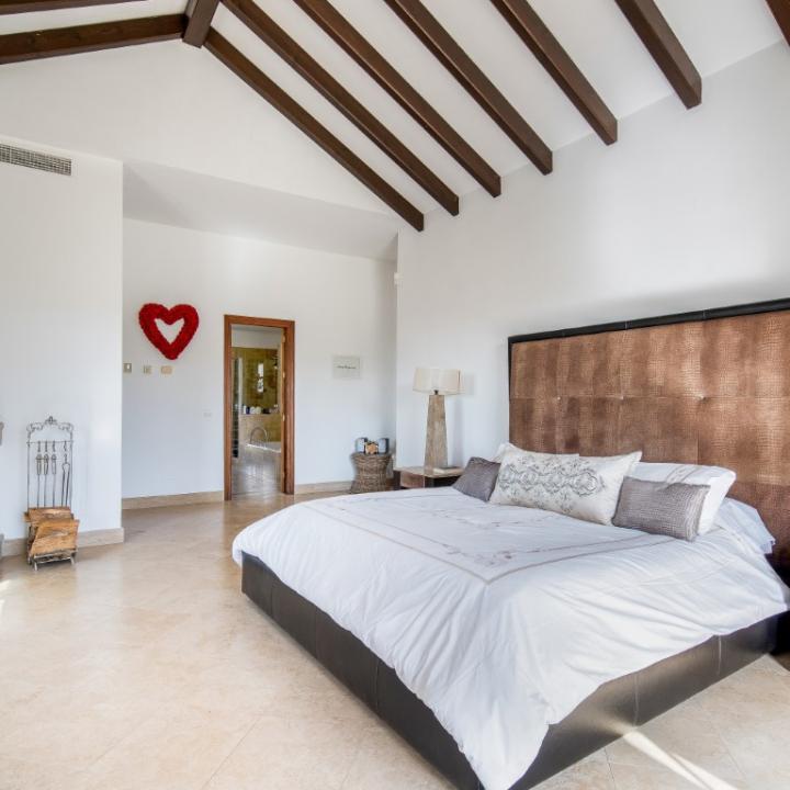 Impressive four bedroom, south east facing Villa located in the exclusive gated community of Reserva de la Quinta Picture 4