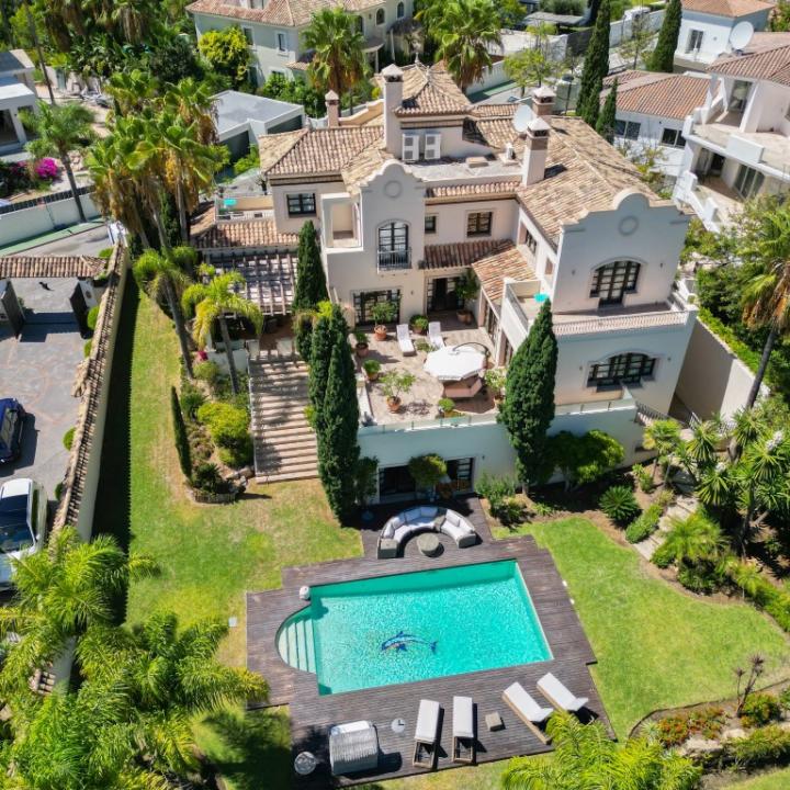 Impressive four bedroom, south east facing Villa located in the exclusive gated community of Reserva de la Quinta Picture 5