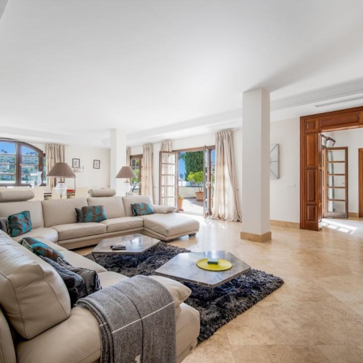Impressive four bedroom, south east facing Villa located in the exclusive gated community of Reserva de la Quinta Picture 6
