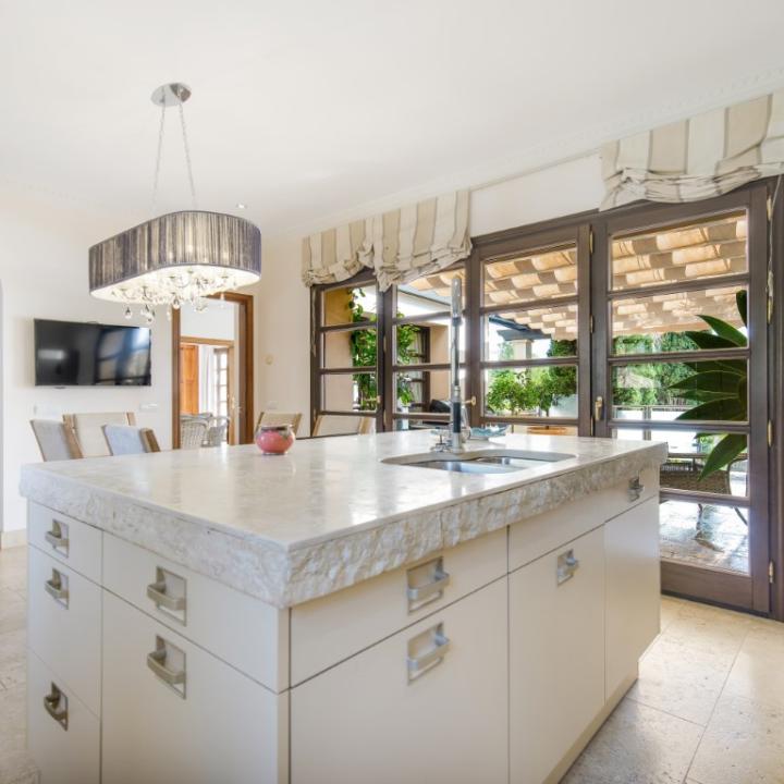 Impressive four bedroom, south east facing Villa located in the exclusive gated community of Reserva de la Quinta Picture 7