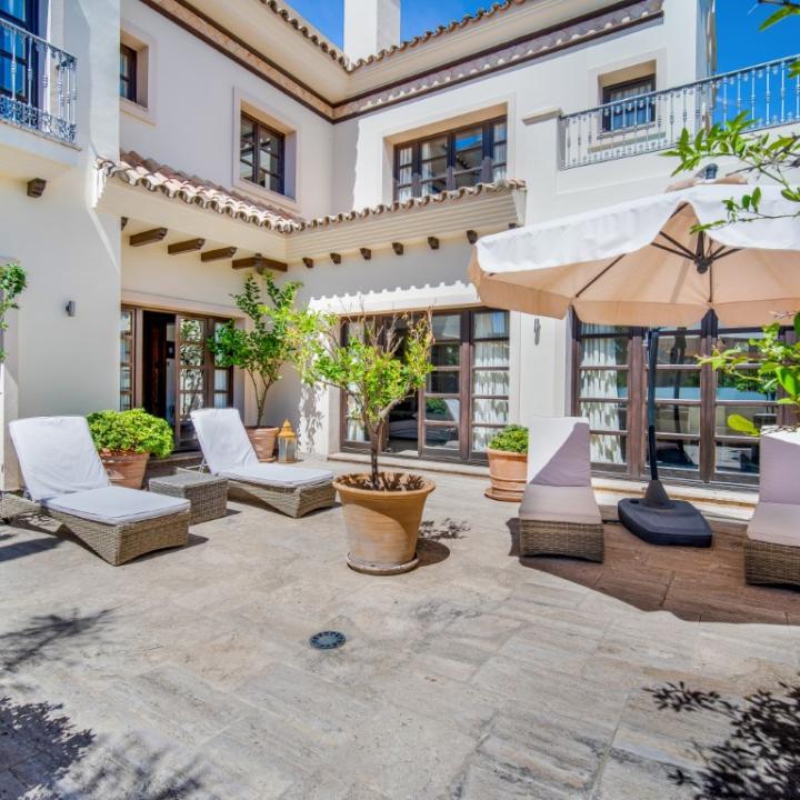 Impressive four bedroom, south east facing Villa located in the exclusive gated community of Reserva de la Quinta Picture 8