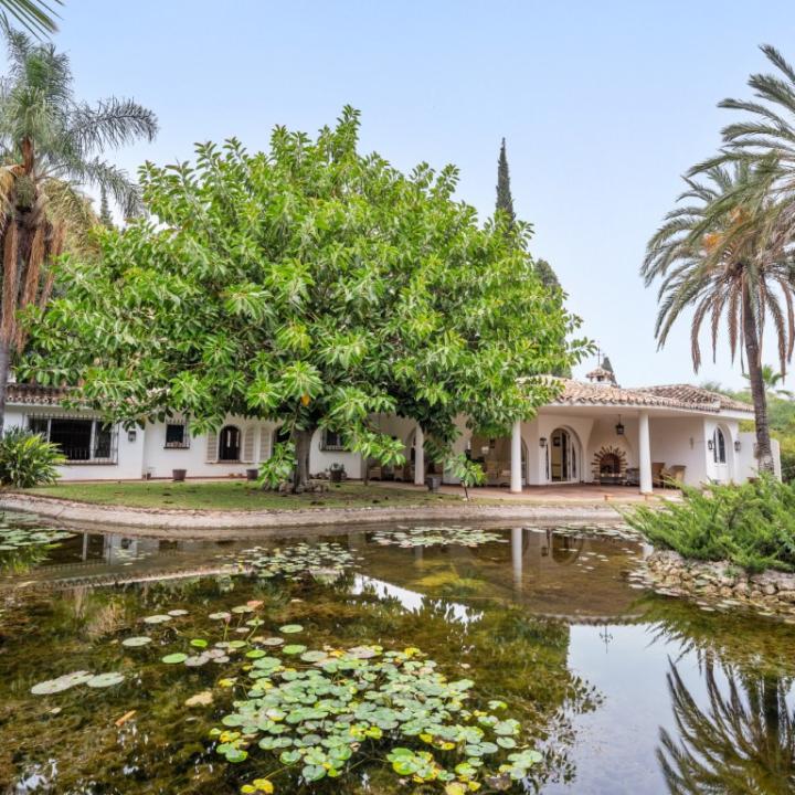 Fantastic four bedroom, south facing, Andalucian style villa in Nagueles, Marbella Picture