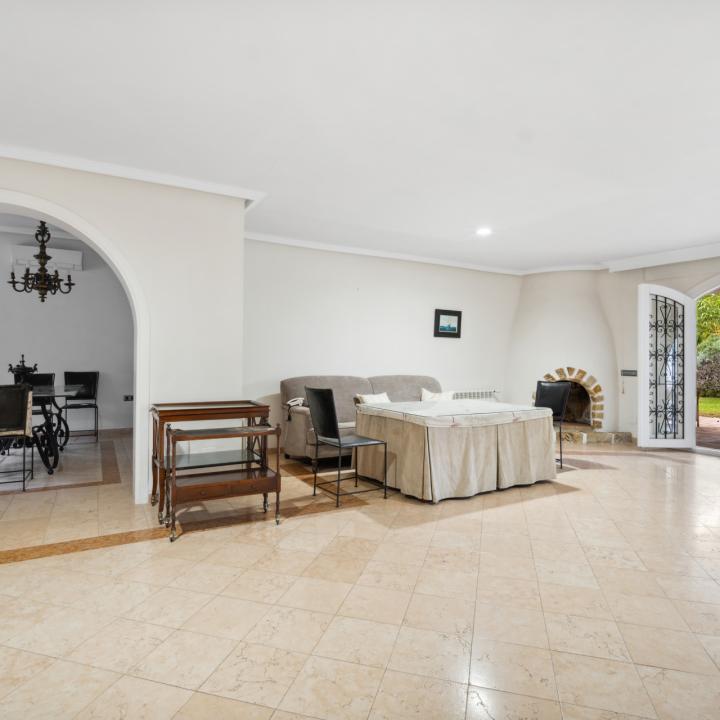 Fantastic four bedroom, south facing, Andalucian style villa in Nagueles, Marbella Picture 9