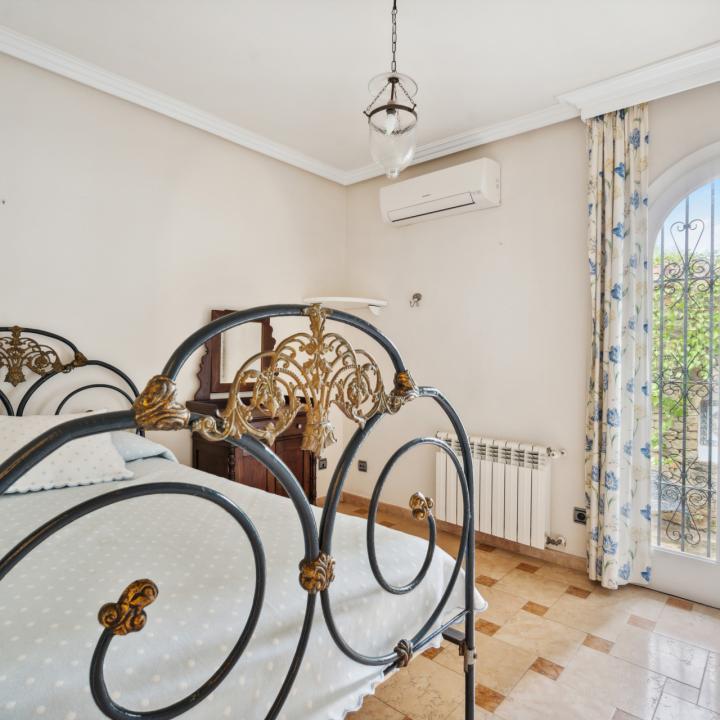 Fantastic four bedroom, south facing, Andalucian style villa in Nagueles, Marbella Picture 10