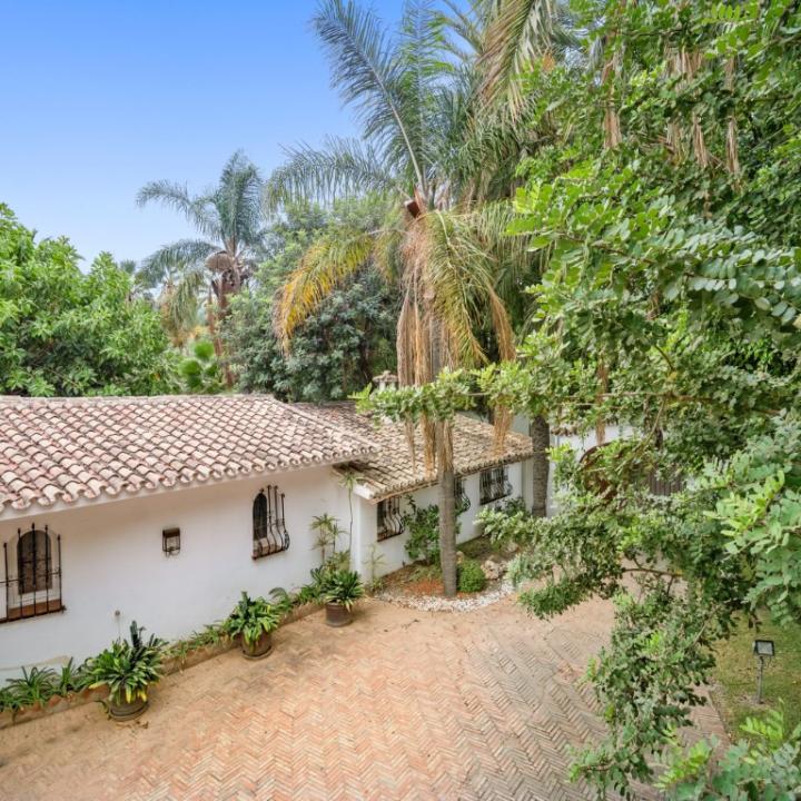 Fantastic four bedroom, south facing, Andalucian style villa in Nagueles, Marbella Picture 11