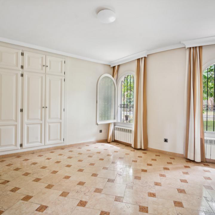 Fantastic four bedroom, south facing, Andalucian style villa in Nagueles, Marbella Picture 12