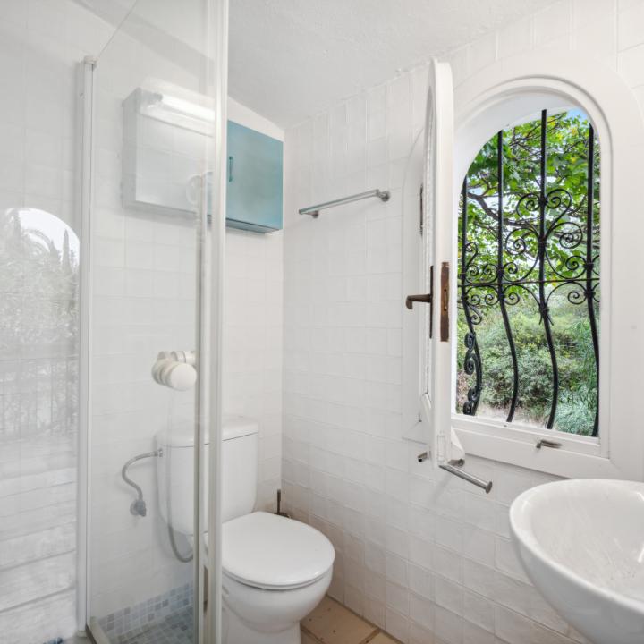 Fantastic four bedroom, south facing, Andalucian style villa in Nagueles, Marbella Picture 15