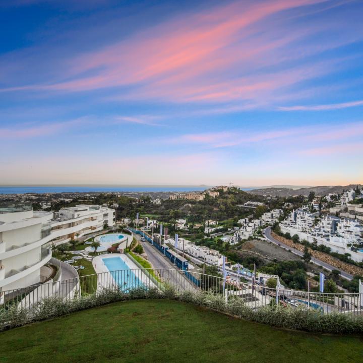 Luxury three bedroom apartment located in the brand new exclusive community The View, Benahavis Picture 8