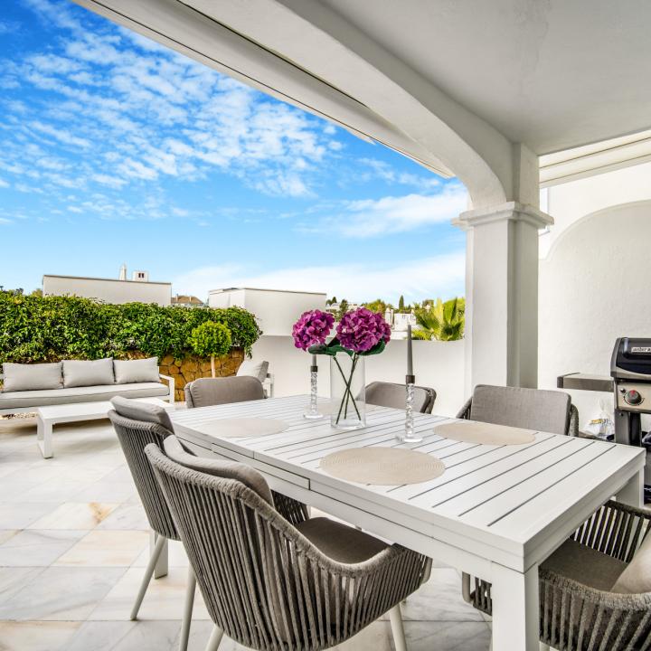 Excellent three bedroom, south facing townhouse in the gated community of Arco Iris on the Golden Mile with sea views Picture