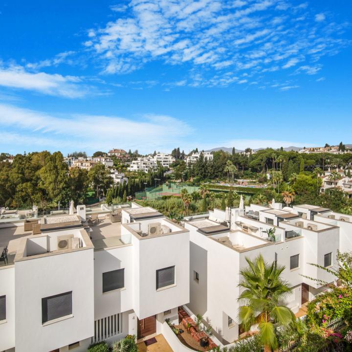 Excellent three bedroom, south facing townhouse in the gated community of Arco Iris on the Golden Mile with sea views Picture 11