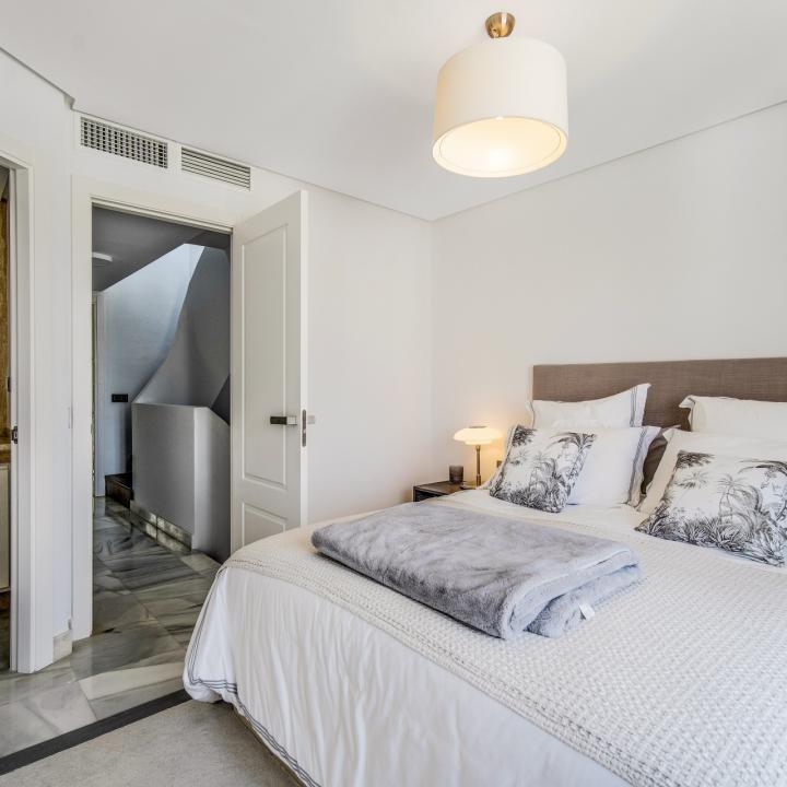 Excellent three bedroom, south facing townhouse in the gated community of Arco Iris on the Golden Mile with sea views Picture 16