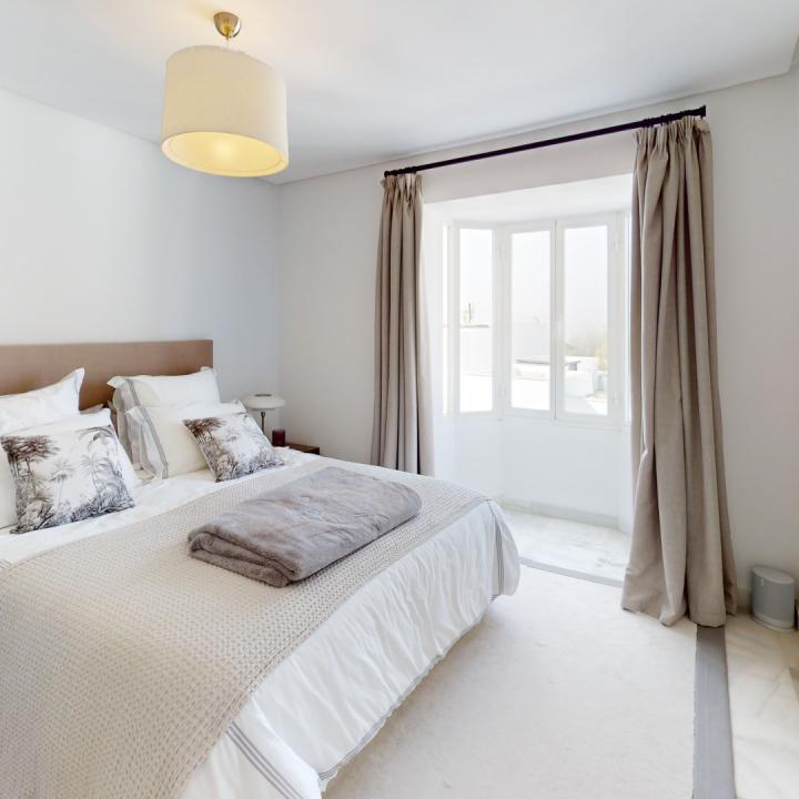 Excellent three bedroom, south facing townhouse in the gated community of Arco Iris on the Golden Mile with sea views Picture 17