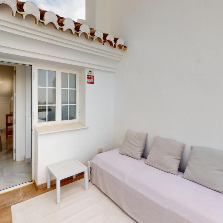 Excellent three bedroom, south facing townhouse in the gated community of Arco Iris on the Golden Mile with sea views Picture 18