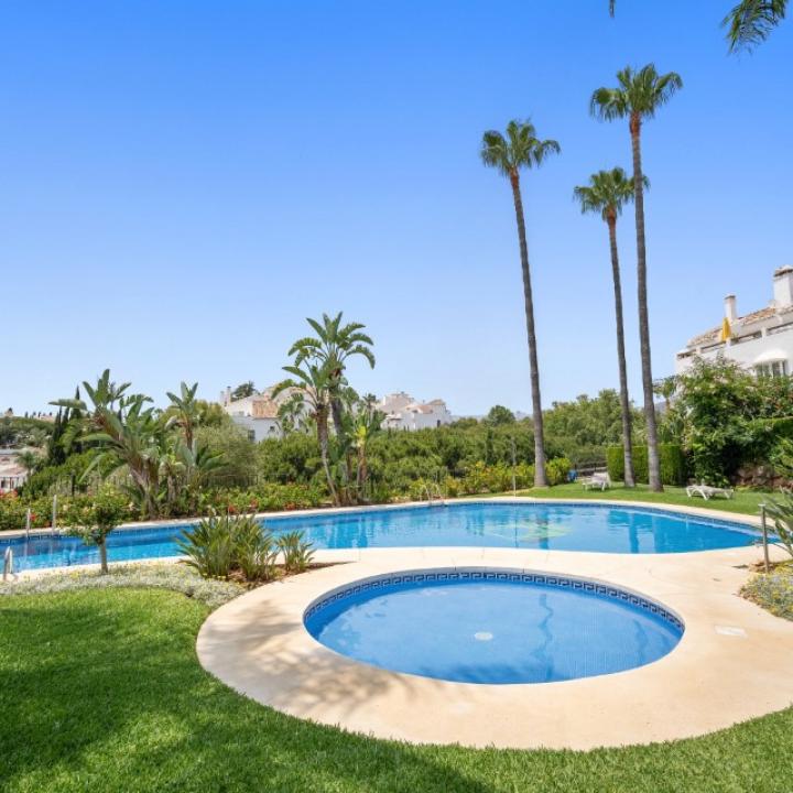 Excellent three bedroom, south facing townhouse in the gated community of Arco Iris on the Golden Mile with sea views Picture 2
