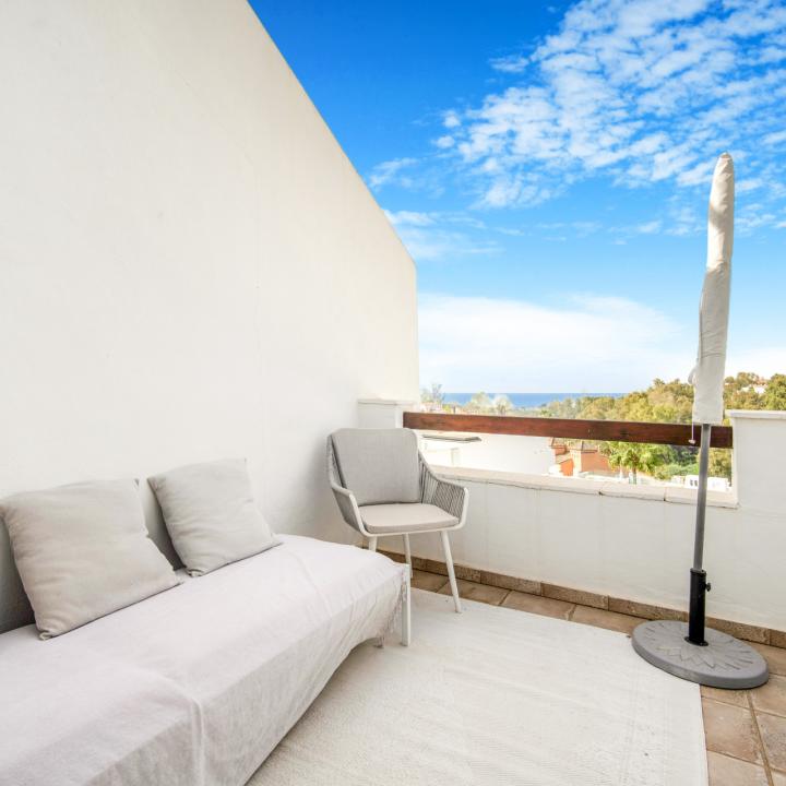 Excellent three bedroom, south facing townhouse in the gated community of Arco Iris on the Golden Mile with sea views Picture 3