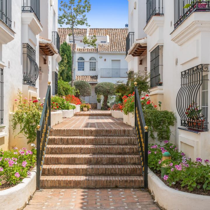 Excellent three bedroom, south facing townhouse in the gated community of Arco Iris on the Golden Mile with sea views Picture 6