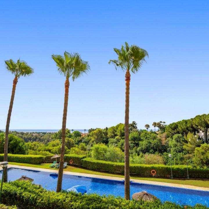 Impressive three bedroom, south facing elevated ground floor apartment in Condado de Sierra Blanca Picture